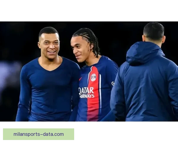 国米球迷看台拉横幅力挺巴斯托尼昂首前行兄弟并肩共渡风雨守护荣耀之路